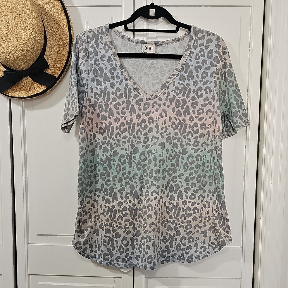 BiBi Women's Pastel Leopard Print V-Neck Top